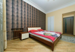 One bedroom. 6/2 Krutyi descent. Near Khreshchatyk
