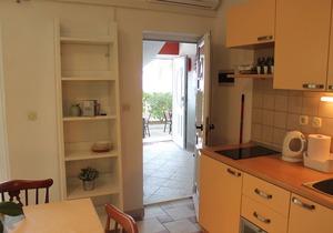 One bedroom apartment near beach Zaostrog, Makarska (A-2625-b)