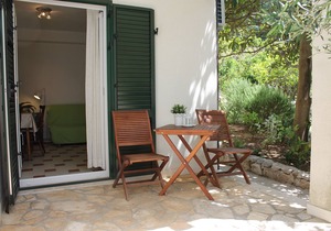 One bedroom apartment near beach Zaostrog, Makarska (A-2625-b)