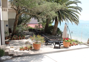 One bedroom apartment near beach Zaostrog, Makarska (A-2625-b)