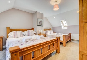Onnen Fawr Barn - Four Bedroom House, Sleeps 11