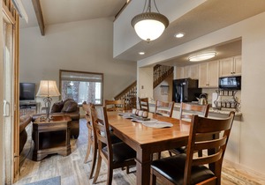 Open dog-friendly home w/WiFi, private hot tub, guest bikes, and SHARC passes