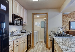 Open dog-friendly home w/WiFi, private hot tub, guest bikes, and SHARC passes