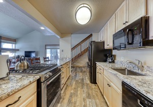 Open dog-friendly home w/WiFi, private hot tub, guest bikes, and SHARC passes