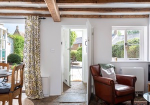 ORCHARD COTTAGE, pet friendly, with a garden in Hook Norton