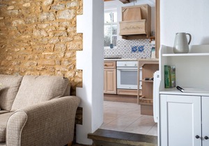 ORCHARD COTTAGE, pet friendly, with a garden in Hook Norton