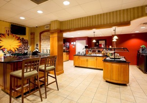 Outdoor Pool and Hot Tub | 15 Mins from Riverwalk!