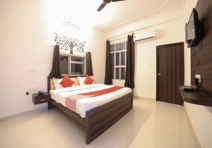 OYO 23109 Hotel Crossroads