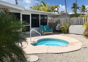 P38 - Charming 1 bedroom, waterfront duplex with private hot tub. Cabana Club.