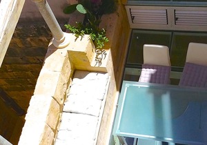 Pallazzetto, in Birgu/Vittoriosa, rooftop pool with views of sea and Valletta