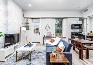 Park Ave Townhome with parking by CozySuites