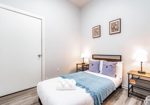 Park Ave Townhome with parking by CozySuites