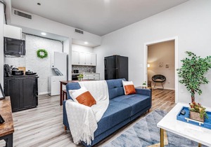 Park Ave Townhome with parking by CozySuites