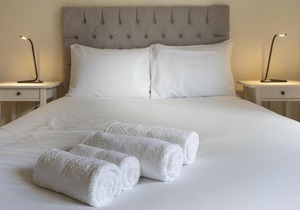 Pass the Keys Amazing City Centre Apt w Balcony Free Parking