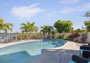 Peaceful/Enjoyable 2 Story/Lake House/ POOL/Beautiful Views/Sunrises/KAYAKS Inc