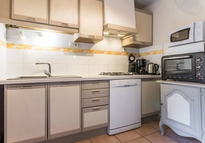 Peaceful Stone Cottage with Garden, Near Lakes & Nantes