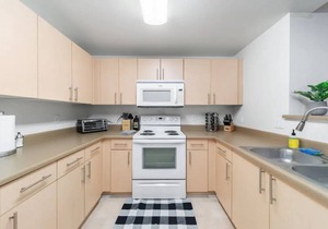 Penthouse 2 bedroom! Jacuzzi! Free Parking!