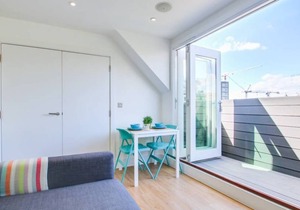 Penthouse Apartment near Station/Shops/Restaurants