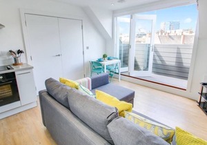 Penthouse Apartment near Station/Shops/Restaurants
