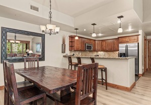 Penthouse Level - Ski Shuttle, Covered Deck, Outdoor Pool & Hot Tubs