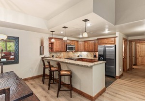 Penthouse Level - Ski Shuttle, Covered Deck, Outdoor Pool & Hot Tubs