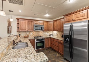 Penthouse Level - Ski Shuttle, Covered Deck, Outdoor Pool & Hot Tubs