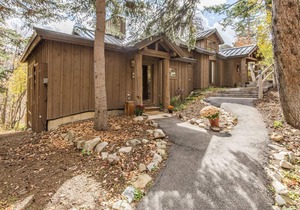 PERFECT COUPLES RETREAT W/ HOT TUB & FIREPLACE- SUNDANCE COTTAGE