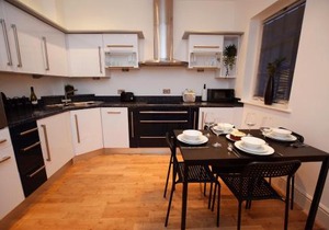 Perfect for Uni and City Stays - Modern 2-Bed with Parking