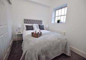Perfect for Uni and City Stays - Modern 2-Bed with Parking