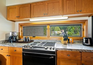 Perfect location! Steps from marina and downtown area!