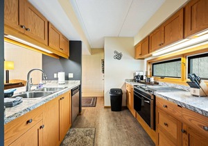 Perfect location! Steps from marina and downtown area!