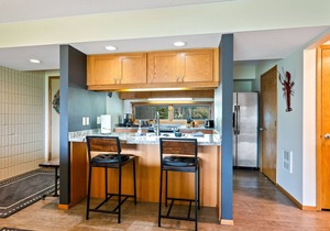 Perfect location! Steps from marina and downtown area!