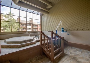Perfectly located studio with pool & hot tubs - walk to lifts and Main Street