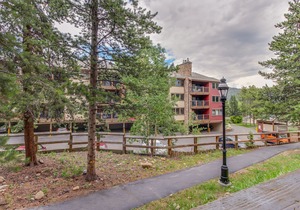 Perfectly located studio with pool & hot tubs - walk to lifts and Main Street