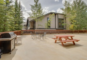 Perfectly located studio with pool & hot tubs - walk to lifts and Main Street