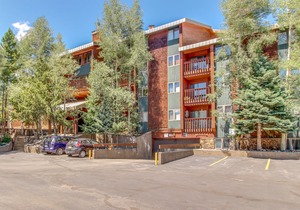 Perfectly located studio with pool & hot tubs - walk to lifts and Main Street
