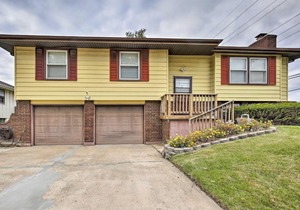 Pet-Friendly Getaway with Yard - 12Mi to Downtown KC