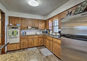 Pet-Friendly Getaway with Yard - 12Mi to Downtown KC