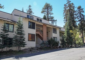 Pet-Friendly & Rustic. Near The Village & Lakes Basin, Pool & Hot Tub On-site