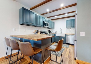 Pet-Friendly, Updated Décor. Washer/Dryer, Balcony, Short Walk to The Village