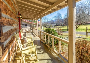 Picturesque Cabin - Ponds, Fireplace, AC, WiFi - Snowbird, Biker & Pet-Friendly