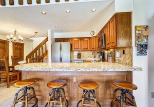 Pine Ridge 7E: Ski-In/Ski-Out 3-bed condo in Breckenridge with mountain views for 8 guests.
