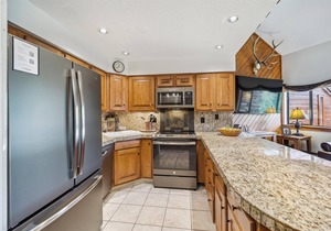 Pine Ridge 7E: Ski-In/Ski-Out 3-bed condo in Breckenridge with mountain views for 8 guests.