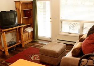 Pinecreek #I - 1 BR - Close to Town - Shuttle to Slopes - Pool and Hot Tub
