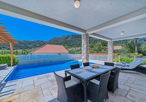 Pitve Villa Sleeps 10 with Pool Air Con and WiFi
