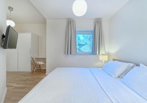 Pitve Villa Sleeps 10 with Pool Air Con and WiFi