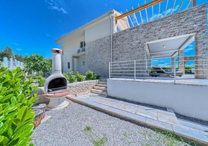 Pitve Villa Sleeps 10 with Pool Air Con and WiFi