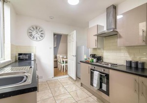 PLATFORM Fishing Quarter Apartment 1 with Free Street Parking