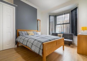 PLATFORM Fishing Quarter Apartment 1 with Free Street Parking