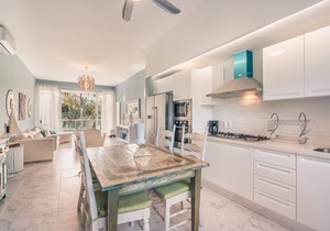 Playa Bonita lavish Apartment at Lake View 42B